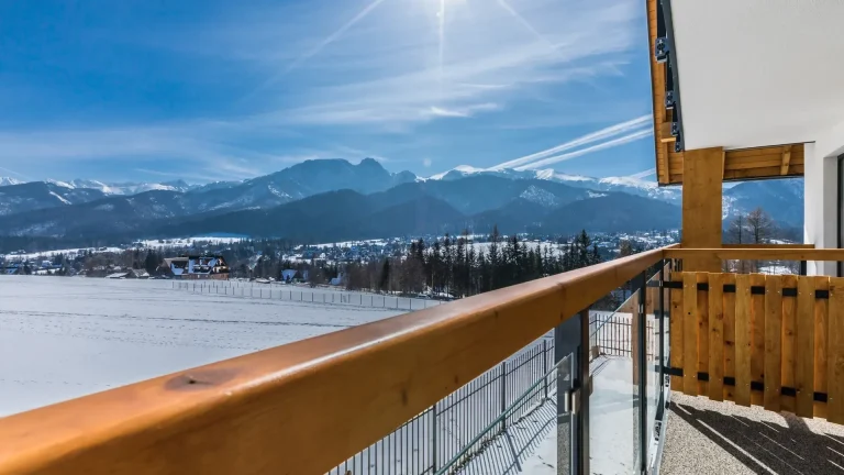 Zimowa panorama Tatr z balkonu apartamentu Butorowy w Kościelisku