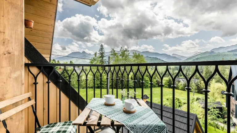 Balkon z widokiem na Tatry w Tylkowej Chacie w Kościelisku