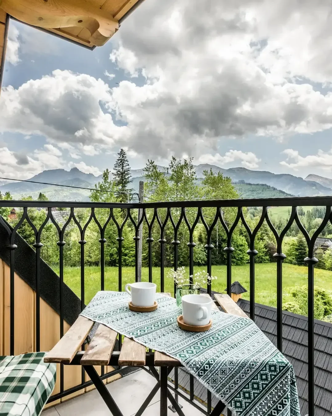 Balkon z widokiem na Tatry w Tylkowej Chacie w Kościelisku