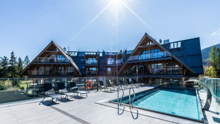 Zewnętrzny basen geotermalny w kompleksie Royal Resort w Zakopanem