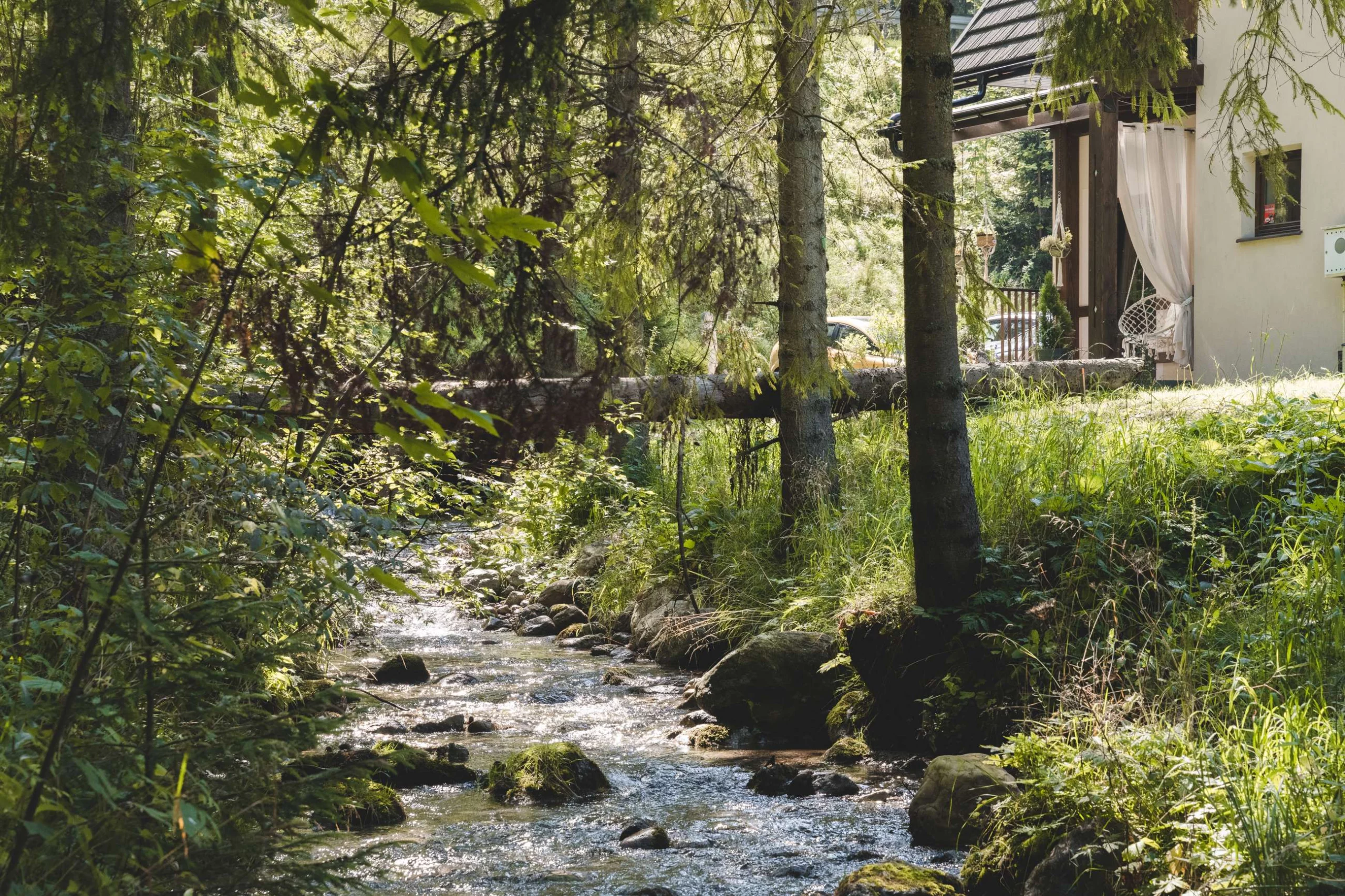 Rezydencja Dwa Niedźwiedzie nad potokiem Zakopane