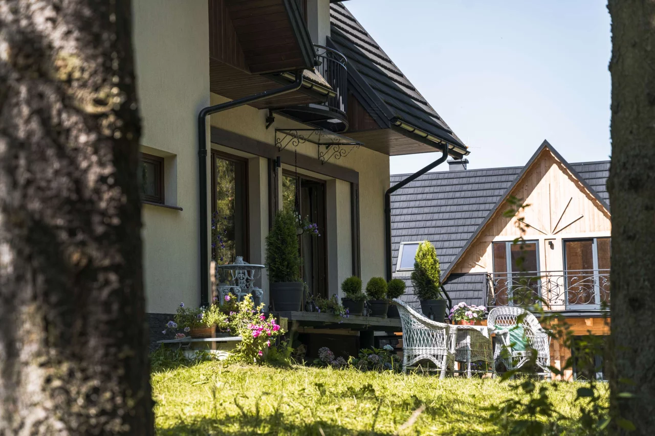 Rezydencja Dwa Niedźwiedzie nad potokiem Zakopane